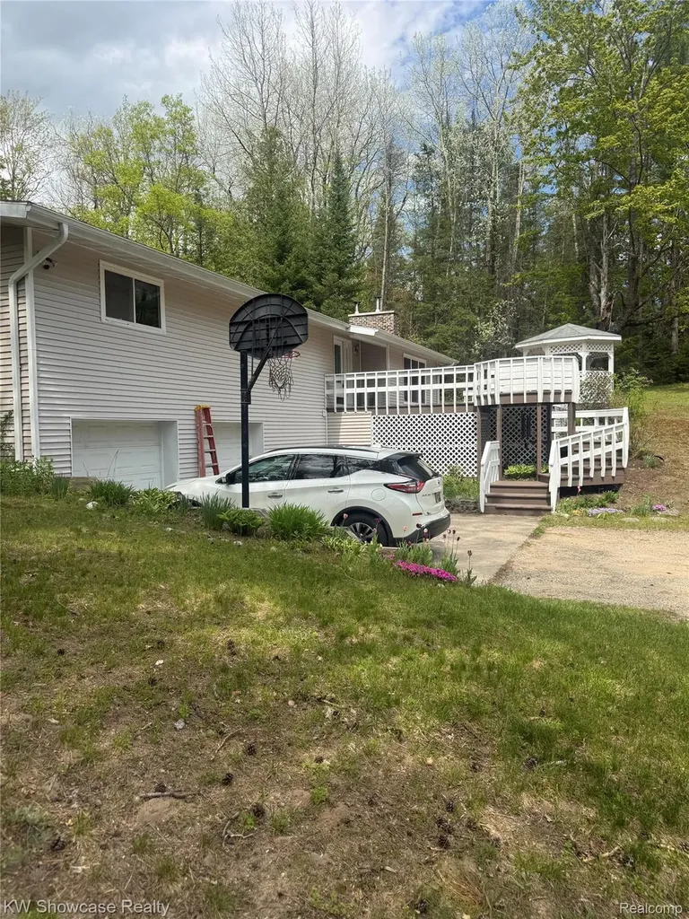 1951 Kneeland Road Comins Township MI 48621
