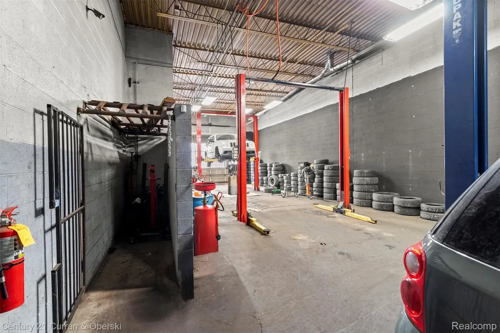 7417 W 8 Mile Road Detroit City MI 48221
