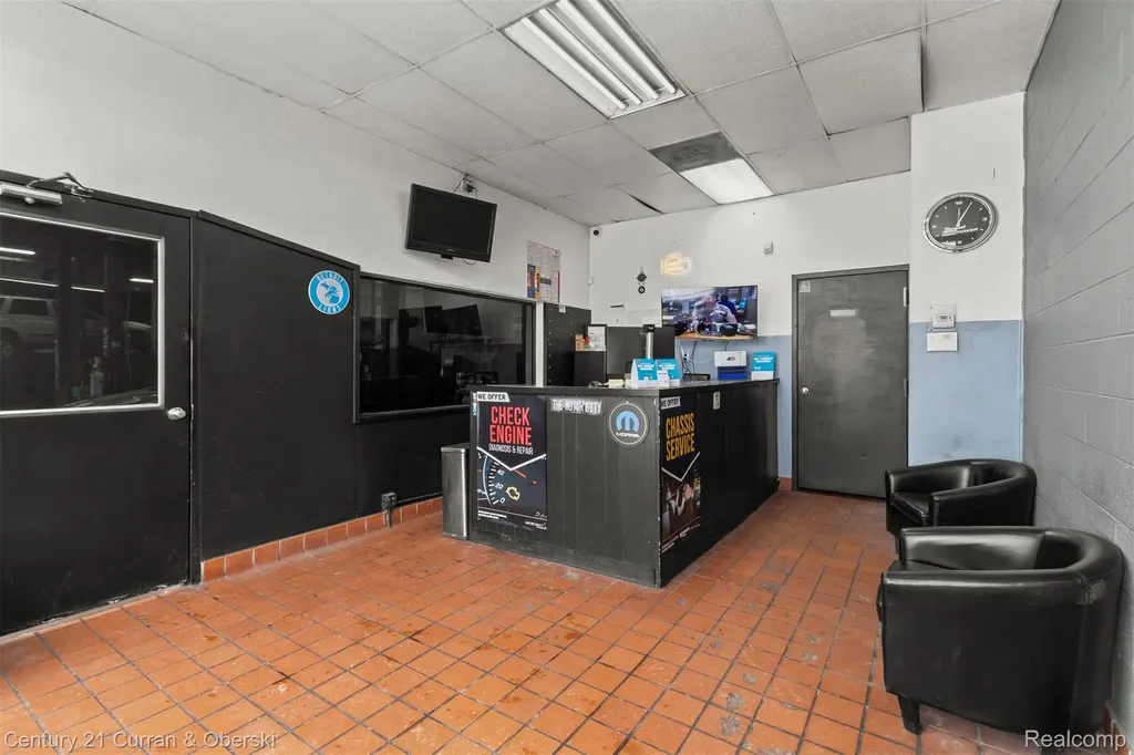 7417 W 8 Mile Road Detroit City MI 48221