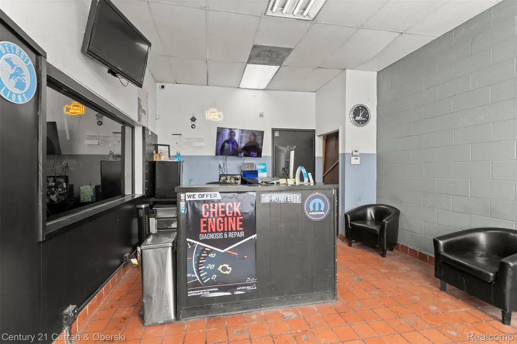 7417 W 8 Mile Road Detroit City MI 48221
