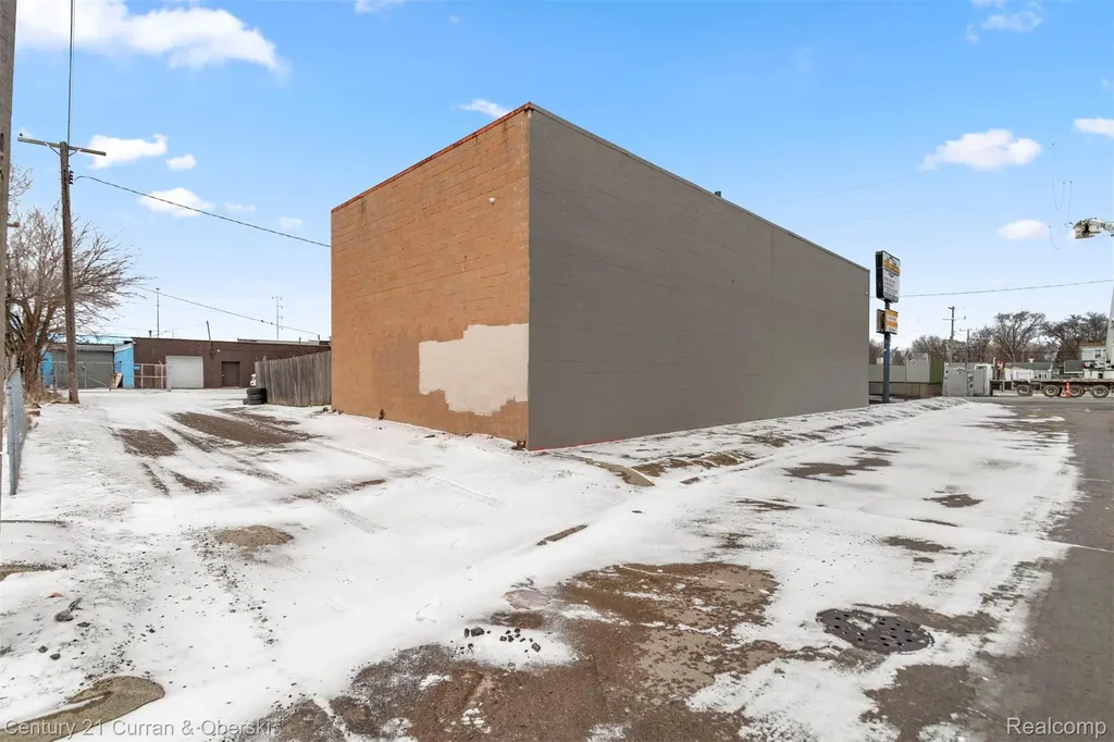 7417 W 8 Mile Road Detroit City MI 48221