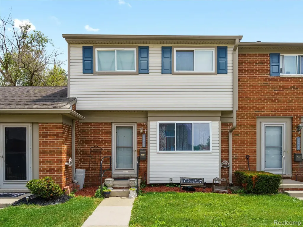 25630 Salem Roseville City MI 48066