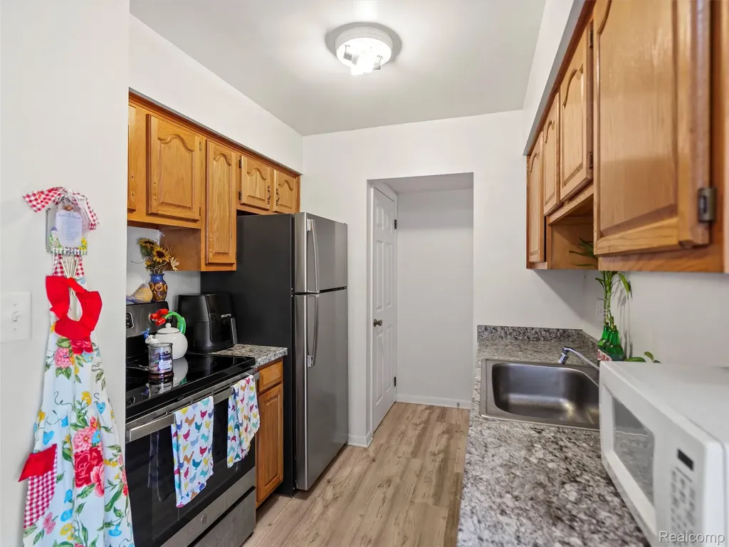 25630 Salem Roseville City MI 48066