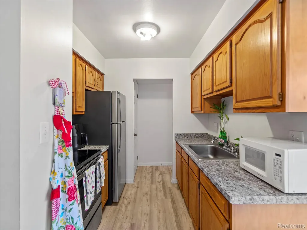 25630 Salem Roseville City MI 48066