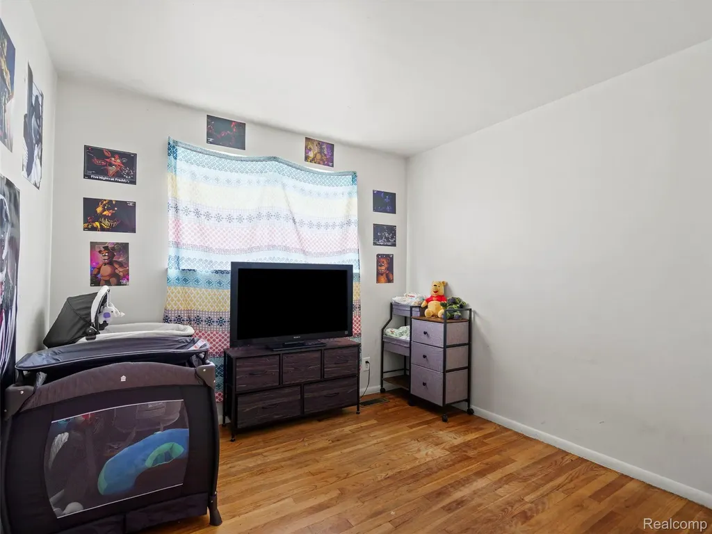 25630 Salem Roseville City MI 48066