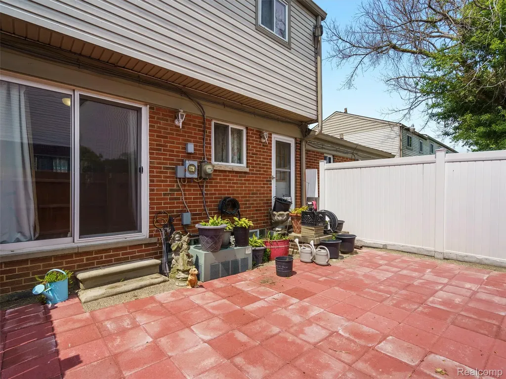 25630 Salem Roseville City MI 48066