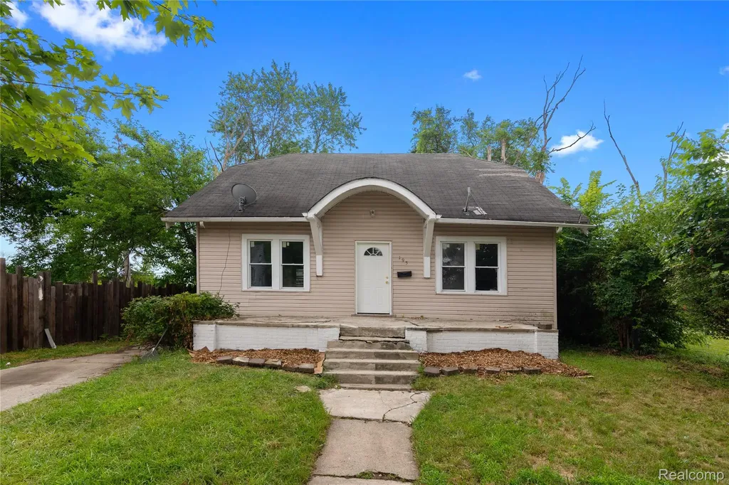 195 W Greendale Detroit City MI 48203