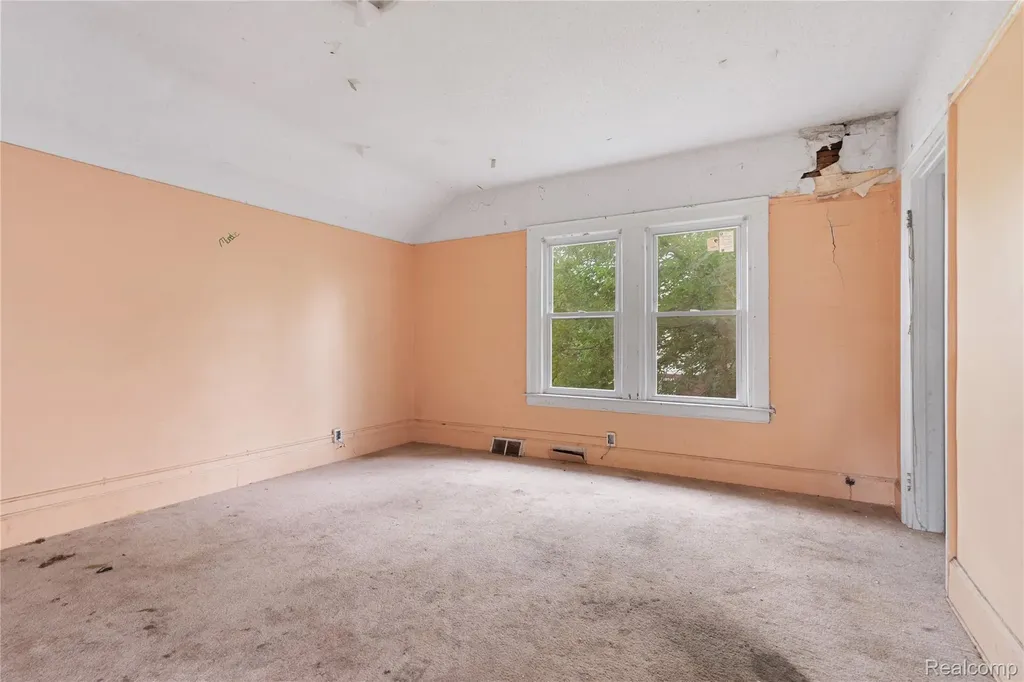 195 W Greendale Detroit City MI 48203