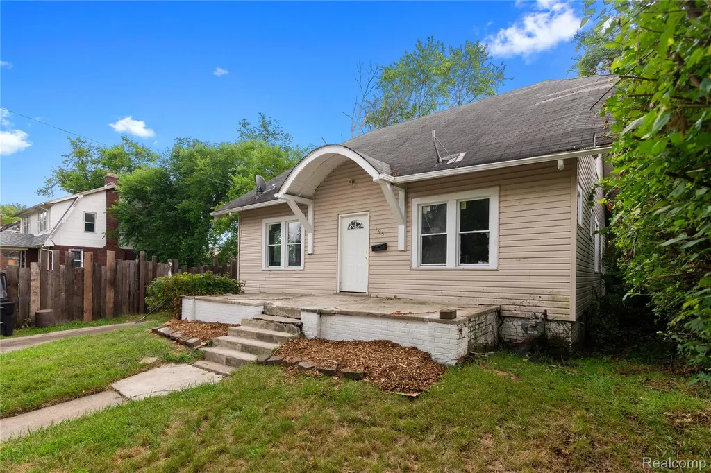 195 W Greendale Detroit City MI 48203