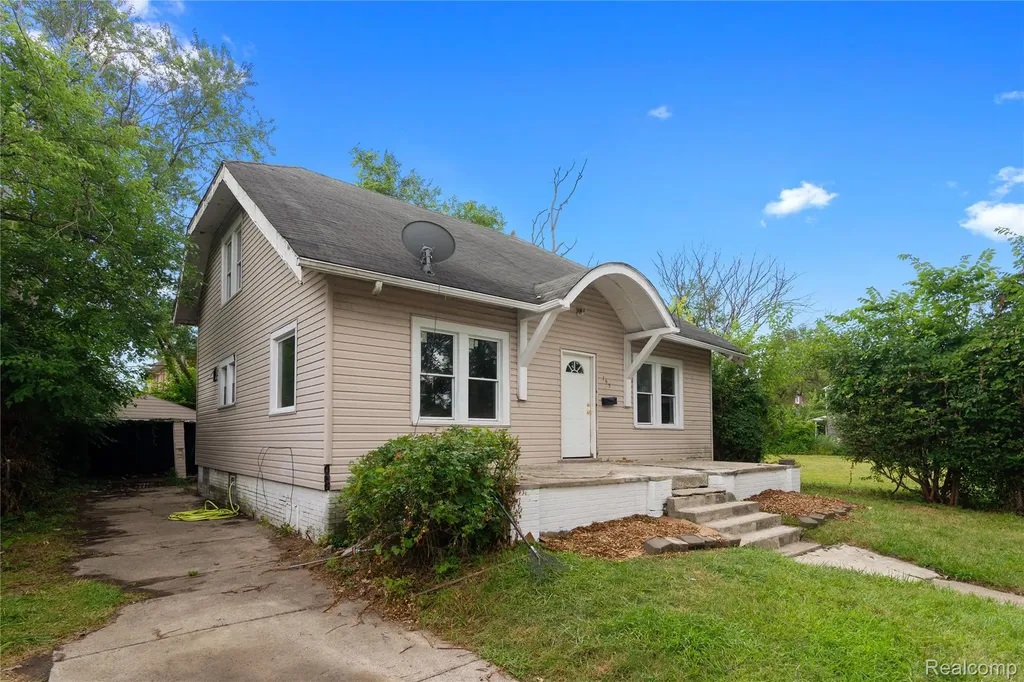 195 W Greendale Detroit City MI 48203