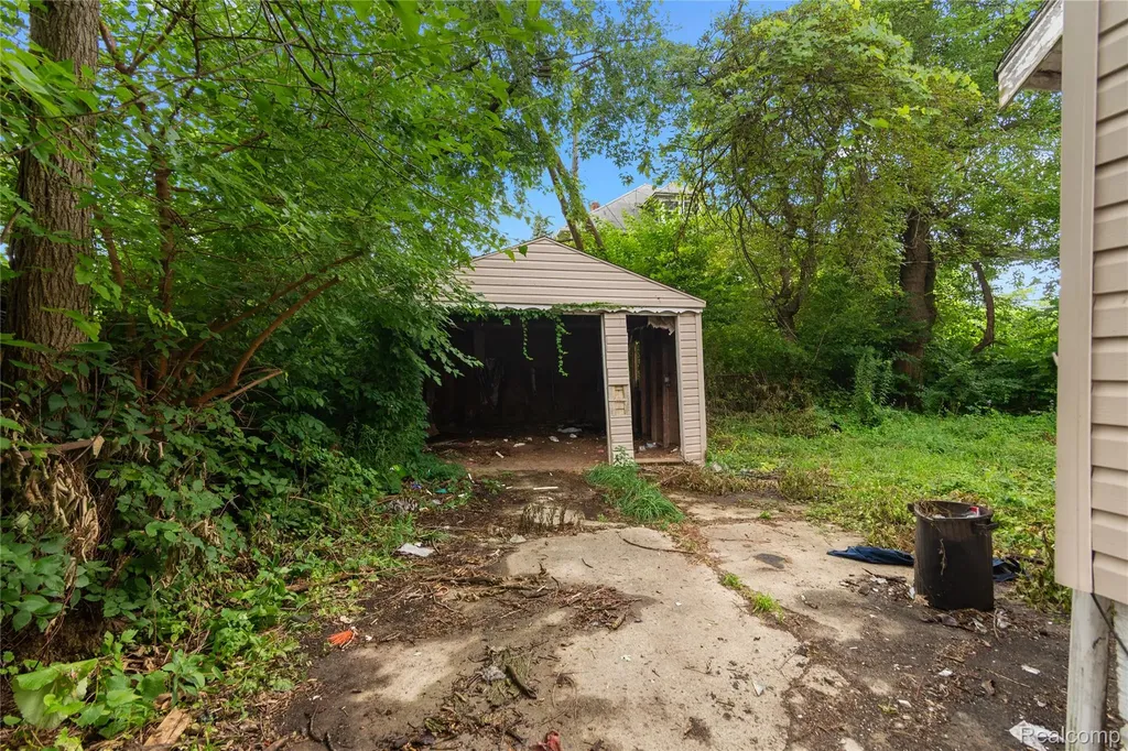 195 W Greendale Detroit City MI 48203