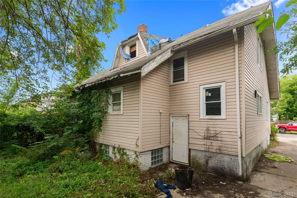 195 W Greendale Detroit City MI 48203