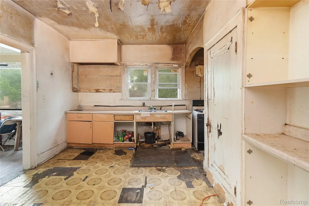 195 W Greendale Detroit City MI 48203