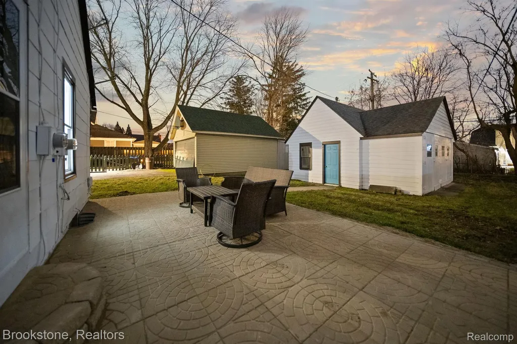 141 Ferndale Avenue Rochester City MI 48307