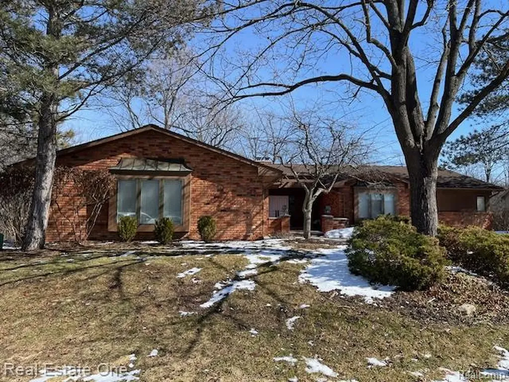 6323 Drakeshire Lane West Bloomfield Charter Township MI 48322