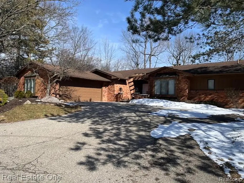 6323 Drakeshire Lane West Bloomfield Charter Township MI 48322
