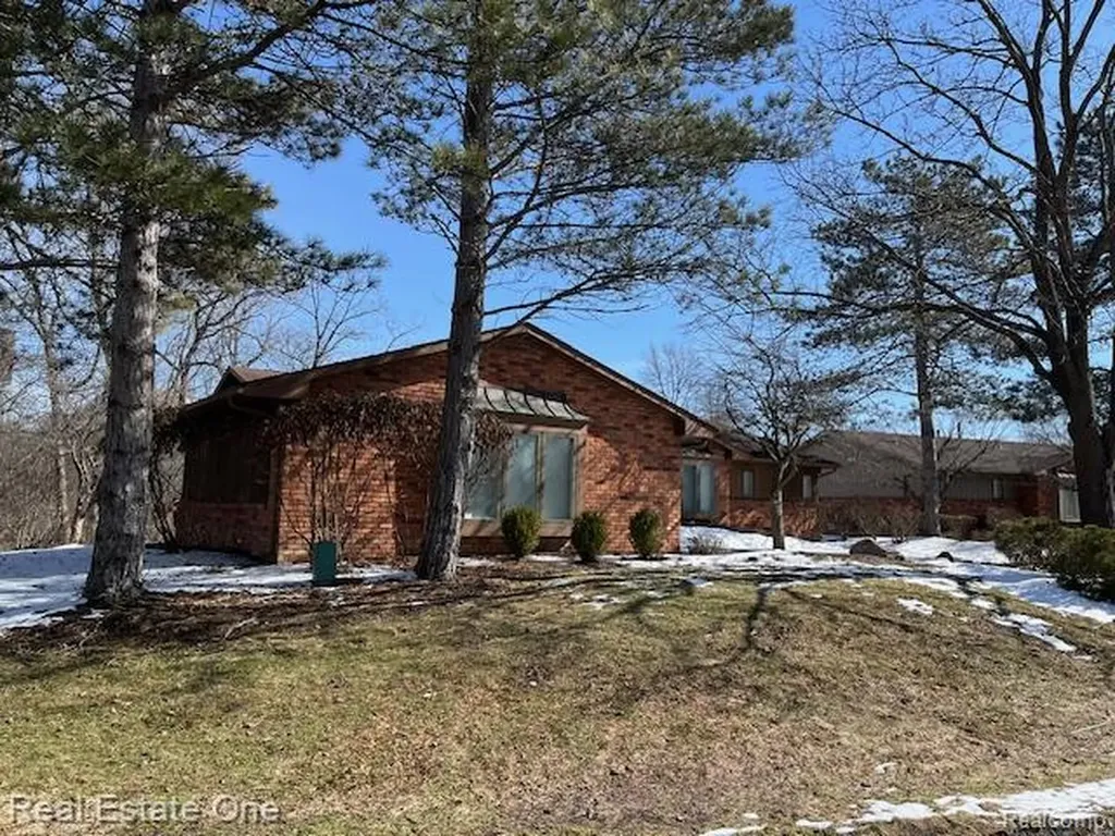 6323 Drakeshire Lane West Bloomfield Charter Township MI 48322