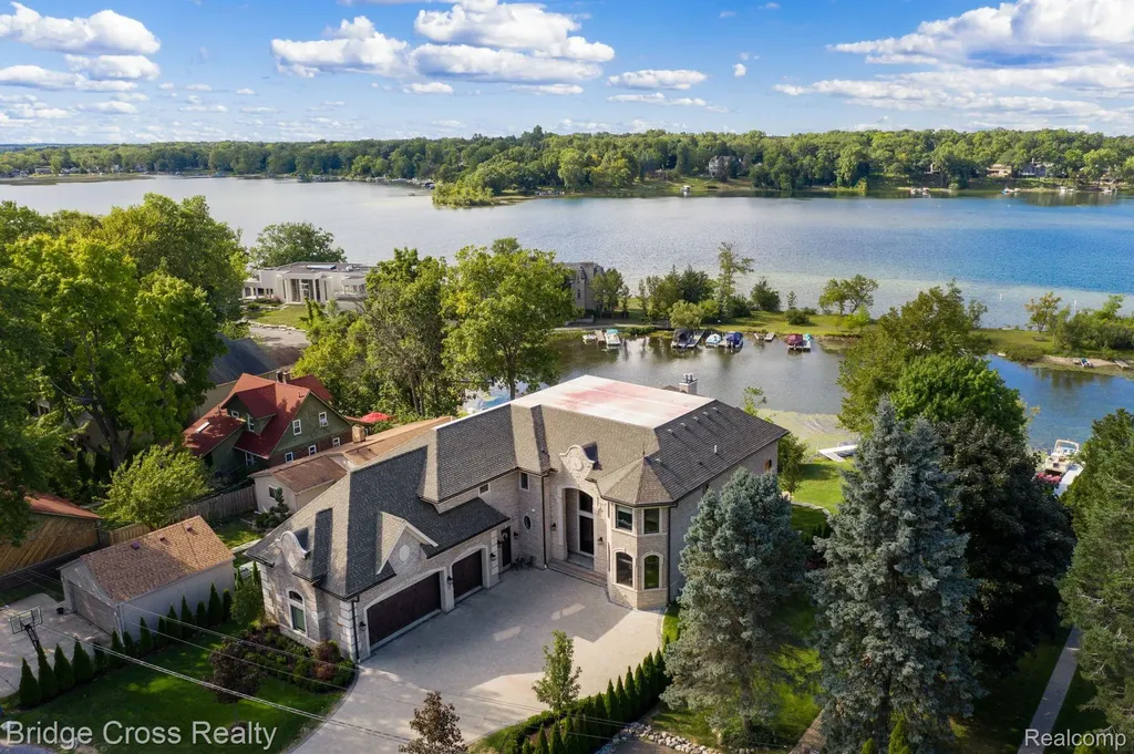 5820 Lakeview Avenue Orchard Lake Village City MI 48323