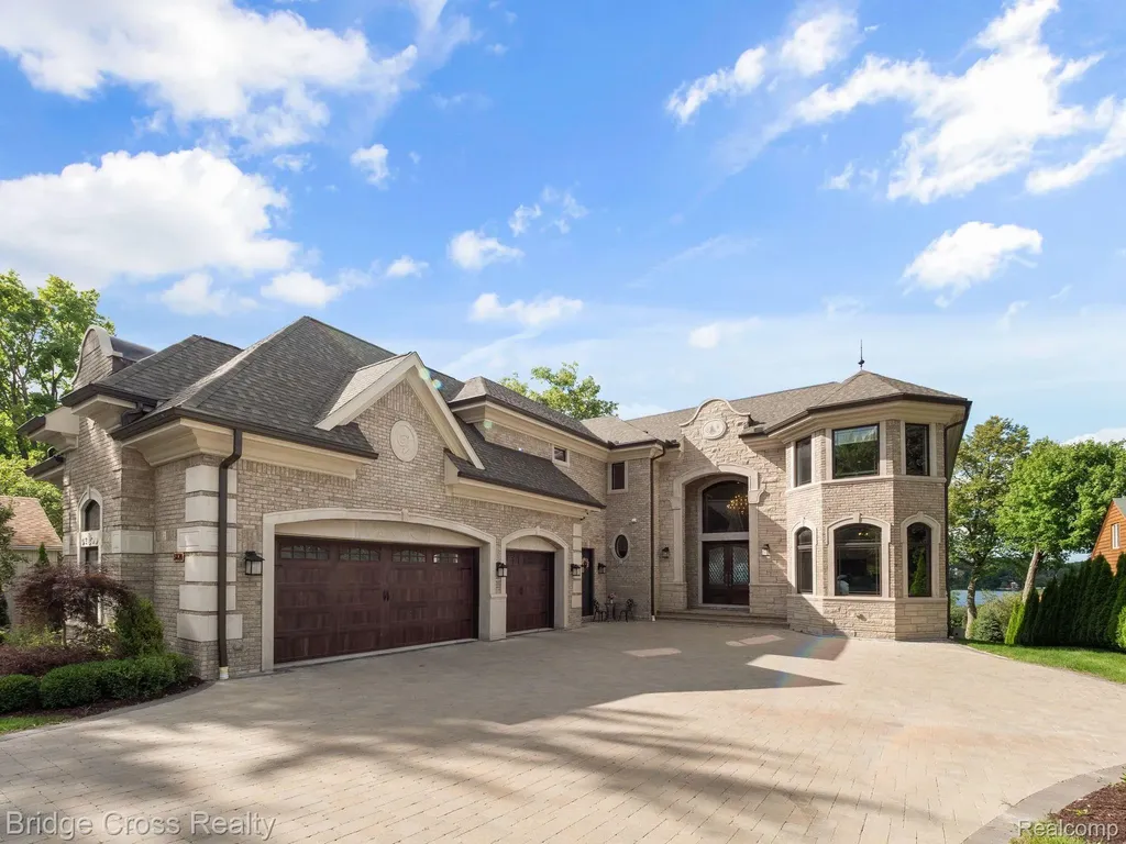 5820 Lakeview Avenue Orchard Lake Village City MI 48323