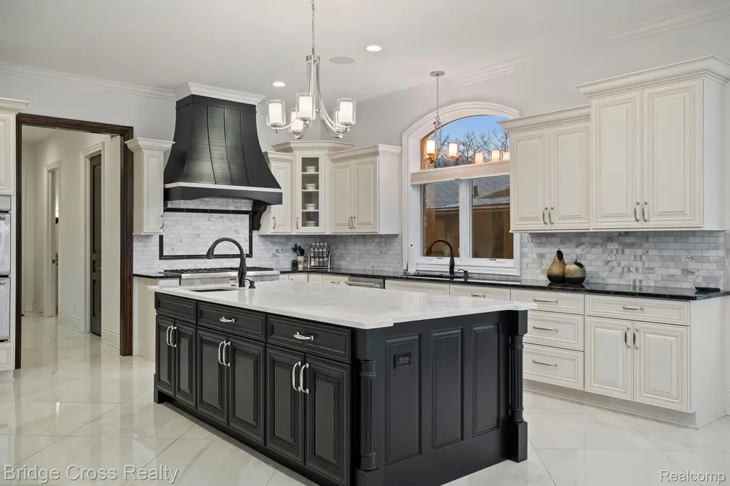 5820 Lakeview Avenue Orchard Lake Village City MI 48323