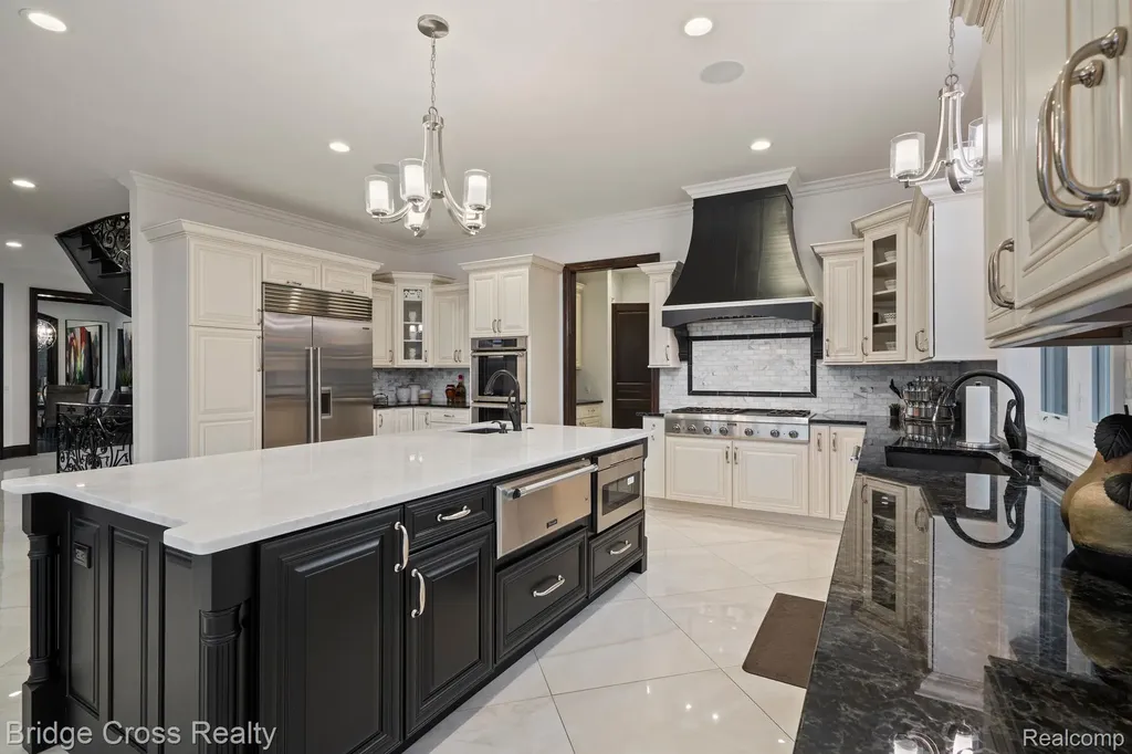 5820 Lakeview Avenue Orchard Lake Village City MI 48323