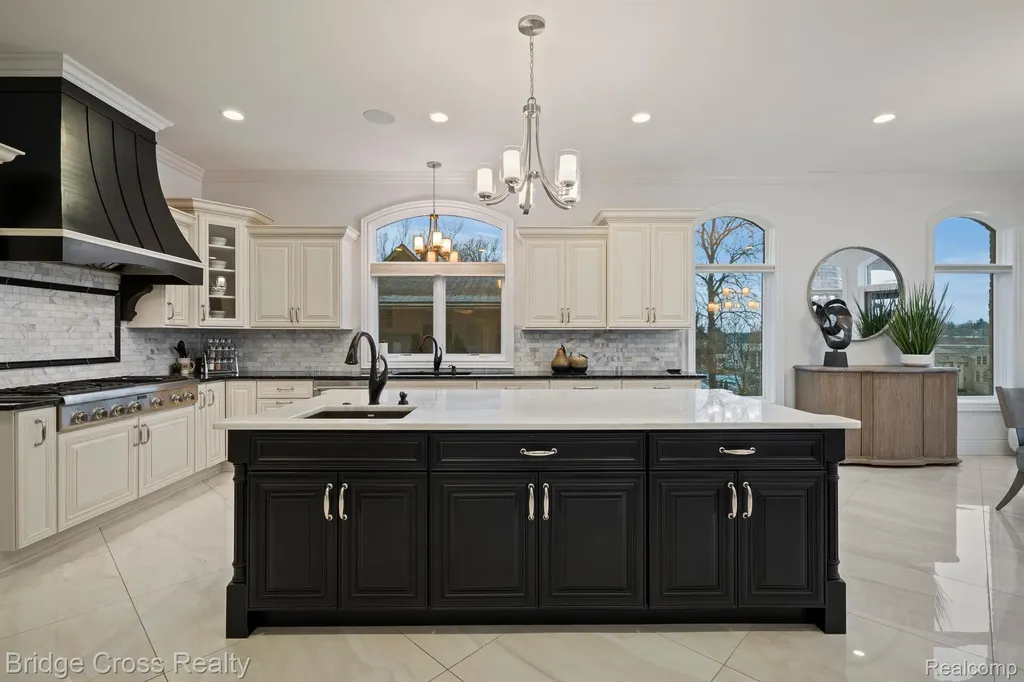 5820 Lakeview Avenue Orchard Lake Village City MI 48323