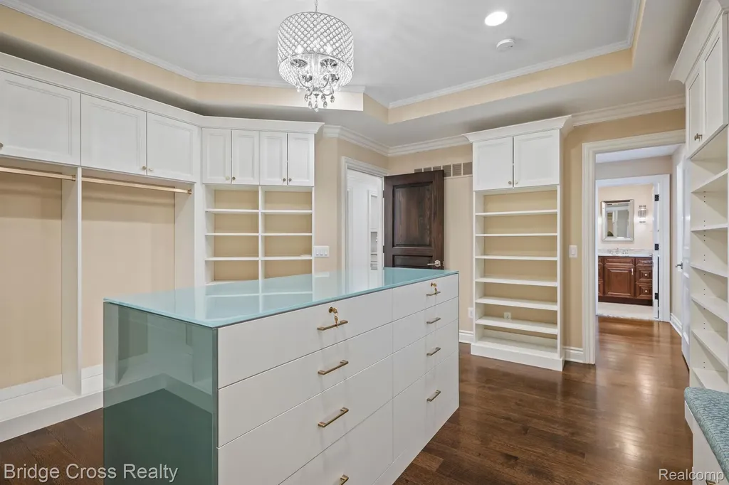 5820 Lakeview Avenue Orchard Lake Village City MI 48323