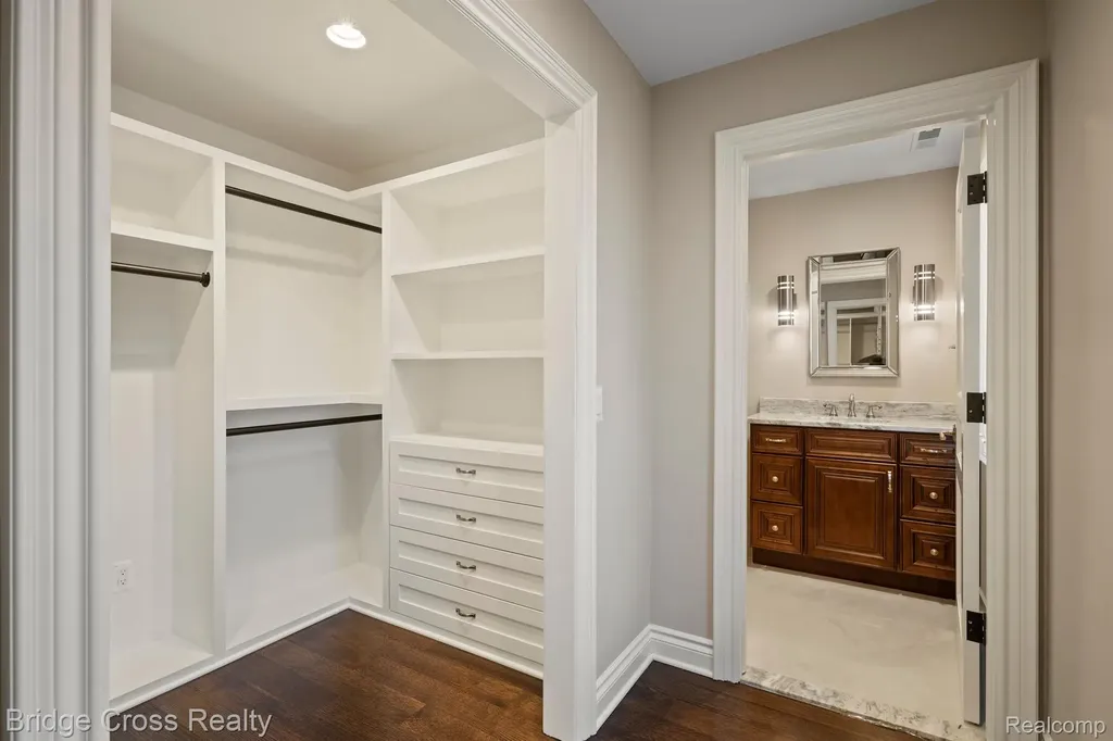 5820 Lakeview Avenue Orchard Lake Village City MI 48323