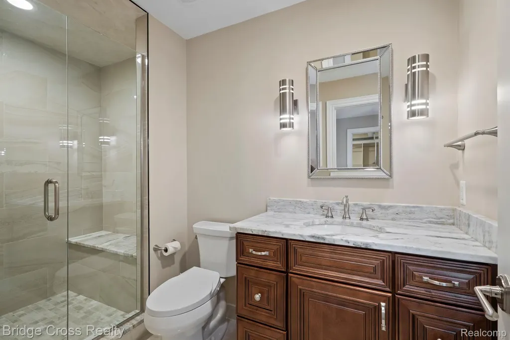 5820 Lakeview Avenue Orchard Lake Village City MI 48323