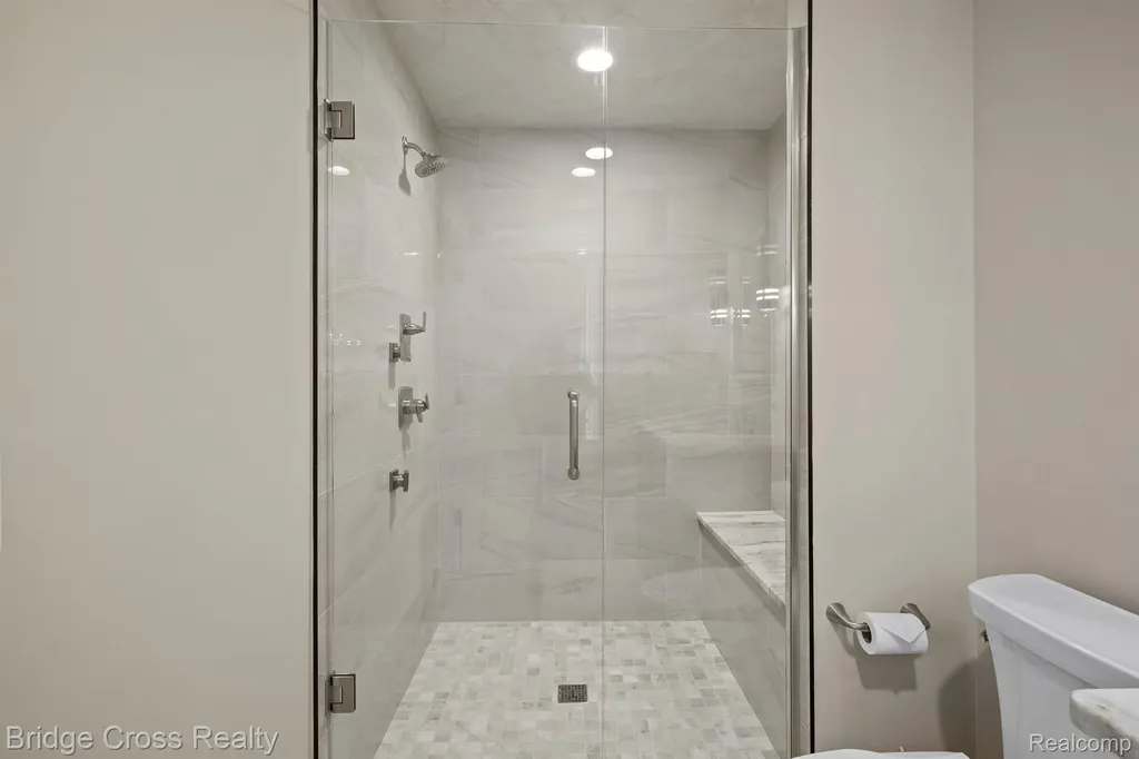 5820 Lakeview Avenue Orchard Lake Village City MI 48323