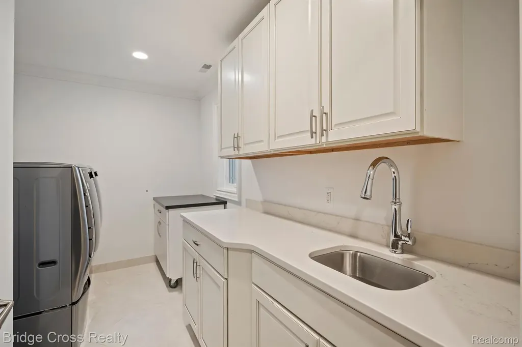 5820 Lakeview Avenue Orchard Lake Village City MI 48323