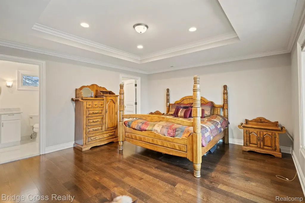 5820 Lakeview Avenue Orchard Lake Village City MI 48323
