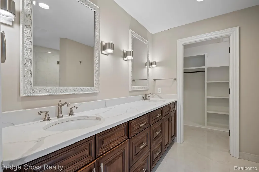 5820 Lakeview Avenue Orchard Lake Village City MI 48323