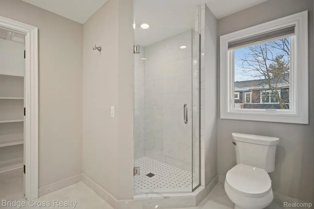 5820 Lakeview Avenue Orchard Lake Village City MI 48323