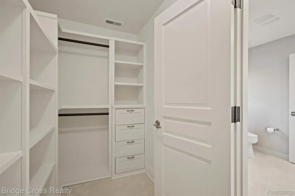 5820 Lakeview Avenue Orchard Lake Village City MI 48323