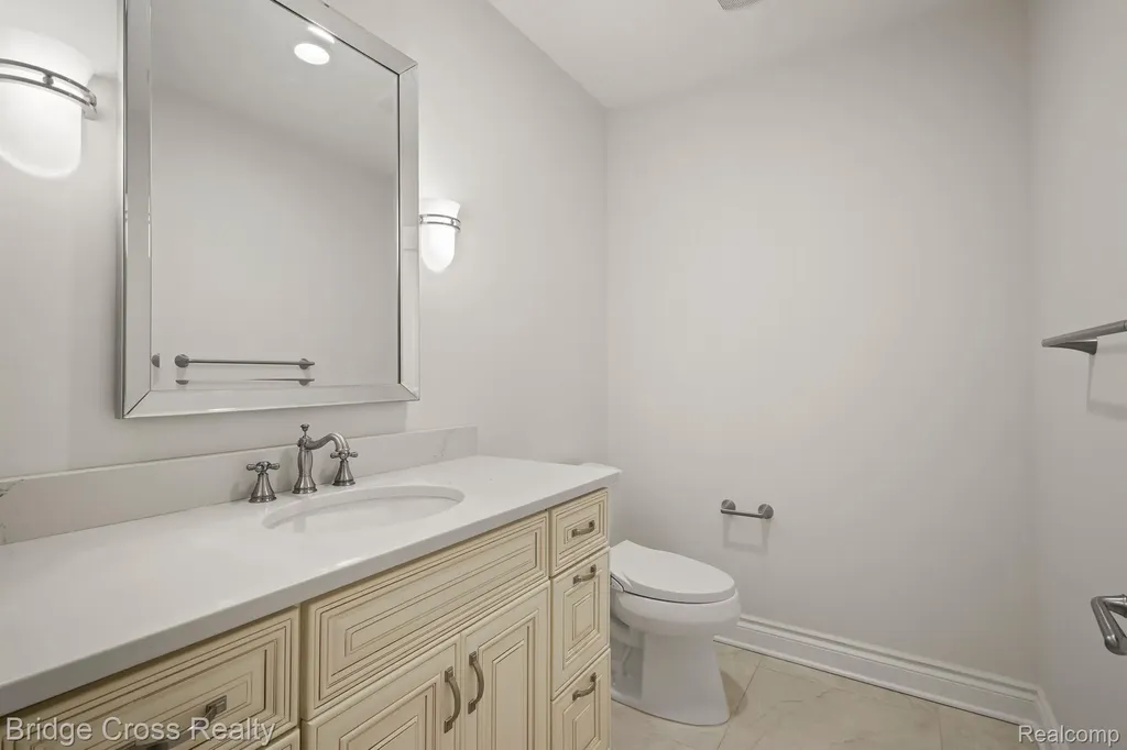 5820 Lakeview Avenue Orchard Lake Village City MI 48323