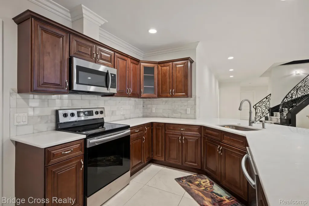 5820 Lakeview Avenue Orchard Lake Village City MI 48323