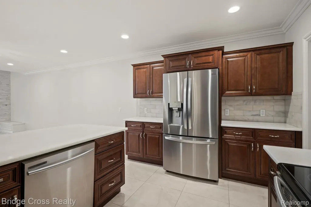 5820 Lakeview Avenue Orchard Lake Village City MI 48323