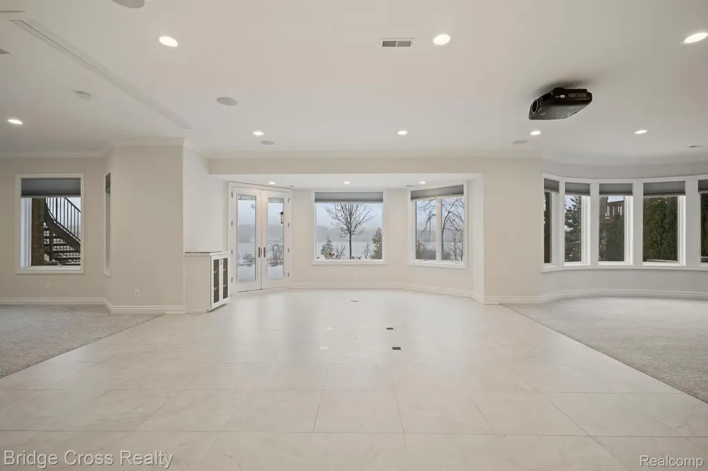 5820 Lakeview Avenue Orchard Lake Village City MI 48323