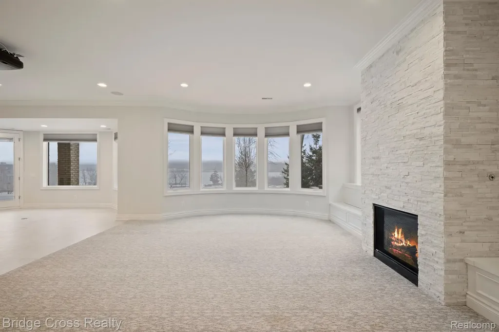 5820 Lakeview Avenue Orchard Lake Village City MI 48323