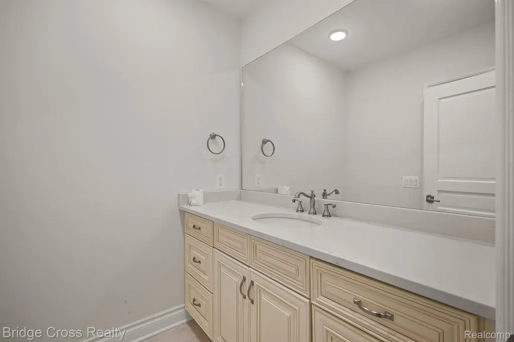 5820 Lakeview Avenue Orchard Lake Village City MI 48323