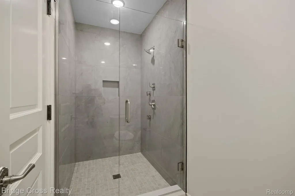 5820 Lakeview Avenue Orchard Lake Village City MI 48323