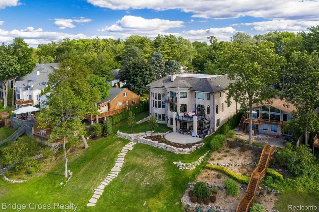 5820 Lakeview Avenue Orchard Lake Village City MI 48323