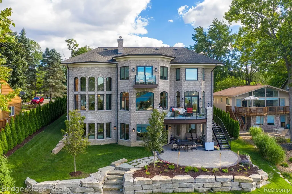 5820 Lakeview Avenue Orchard Lake Village City MI 48323