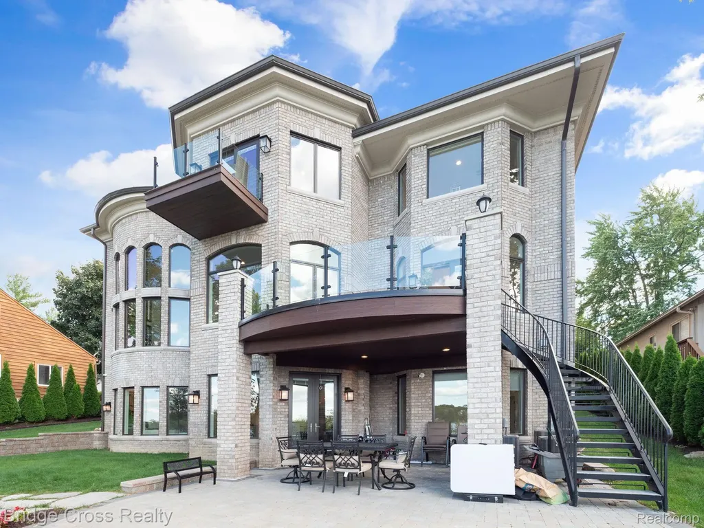 5820 Lakeview Avenue Orchard Lake Village City MI 48323
