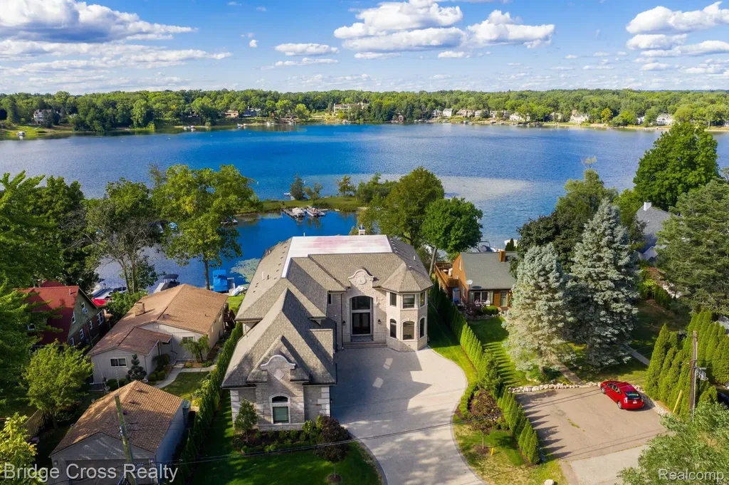 5820 Lakeview Avenue Orchard Lake Village City MI 48323