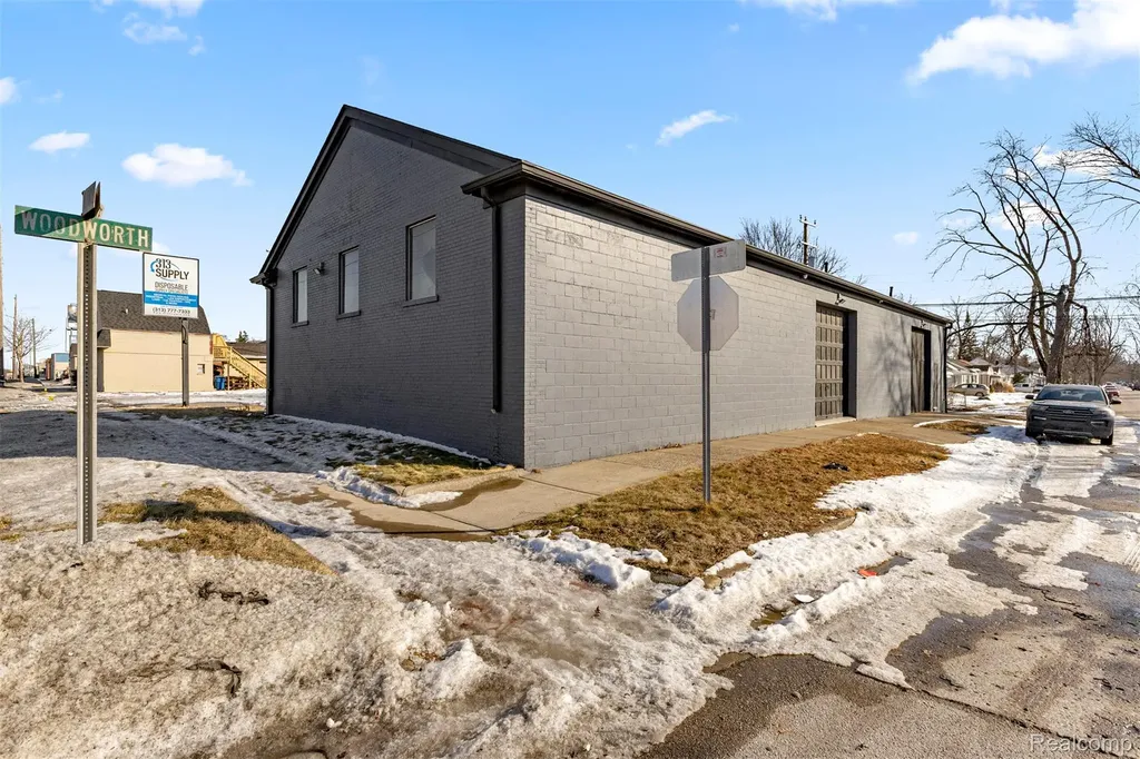 26289 W 8 Mile Road Redford Charter Township MI 48240