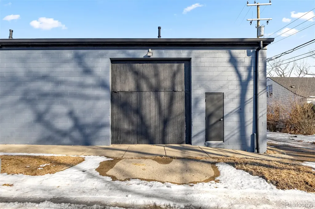 26289 W 8 Mile Road Redford Charter Township MI 48240