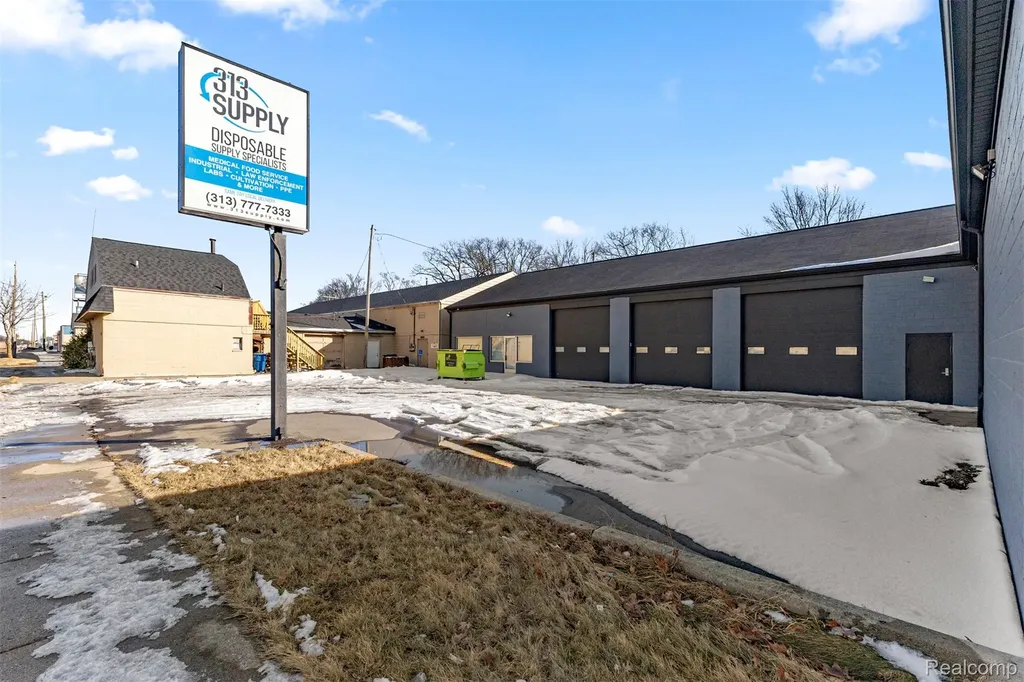 26289 W 8 Mile Road Redford Charter Township MI 48240