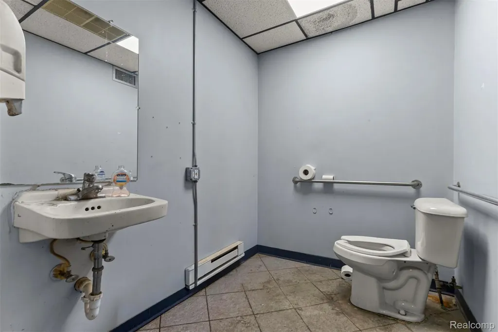26289 W 8 Mile Road Redford Charter Township MI 48240